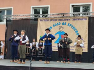 „Kreni kolo da krenemo“ okupio mlade čuvare tradicije u Boževcu (FOTO) 12 Folklorni ansambl izvodi koreografiju uz tradicionalnu narodnu muziku na festivalskoj pozornici.
