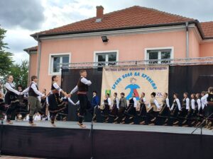 „Kreni kolo da krenemo“ okupio mlade čuvare tradicije u Boževcu (FOTO) 11 Devojčice i dečaci u bogato ukrašenim narodnim nošnjama tokom nastupa u Boževcu.