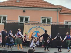 „Kreni kolo da krenemo“ okupio mlade čuvare tradicije u Boževcu (FOTO) 9 Razigrani folkloraši u kolu tokom Republičkog festivala „Kreni kolo da krenemo“.