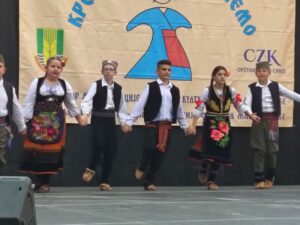 „Kreni kolo da krenemo“ okupio mlade čuvare tradicije u Boževcu (FOTO) 8 Tradicionalne igre i narodne nošnje obeležile su festival folklora u Boževcu.