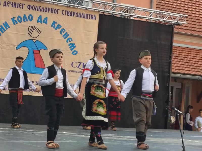 nastup učesnika festivala „Kreni kolo da krenemo“ uz aplauze publike.