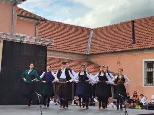„Kreni kolo da krenemo“ okupio mlade čuvare tradicije u Boževcu (FOTO) 6 Učesnici festivala „Kreni kolo da krenemo“ izvode tradicionalne narodne igre na pozornici u Boževcu pred brojnom publikom.
