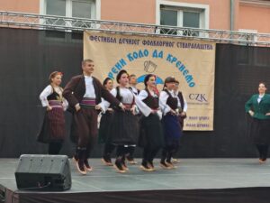 „Kreni kolo da krenemo“ okupio mlade čuvare tradicije u Boževcu (FOTO) 3 Mladi folkloraši iz različitih krajeva Srbije nastupaju na festivalu „Kreni kolo da krenemo“ u Boževcu, čuvajući tradiciju kroz igru i pesmu.