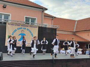 „Kreni kolo da krenemo“ okupio mlade čuvare tradicije u Boževcu (FOTO) 2 dečji folklorni ansambl predstavili su bogatstvo narodnih igara, pesama i običaja na Republičkom festivalu „Kreni kolo da krenemo“ u Boževcu