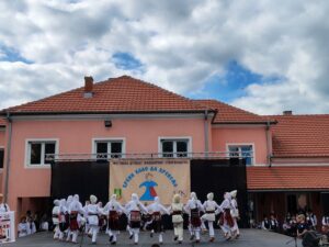 „Kreni kolo da krenemo“ okupio mlade čuvare tradicije u Boževcu (FOTO) 18 Dečji folklorni ansambl izvodi tradicionalne narodne igre na festivalu „Kreni kolo da krenemo“ u Boževcu.