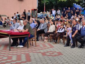 „Kreni kolo da krenemo“ okupio mlade čuvare tradicije u Boževcu (FOTO) 4 Učesnici festivala izvode splet narodnih igara pred velikim brojem posetilaca.