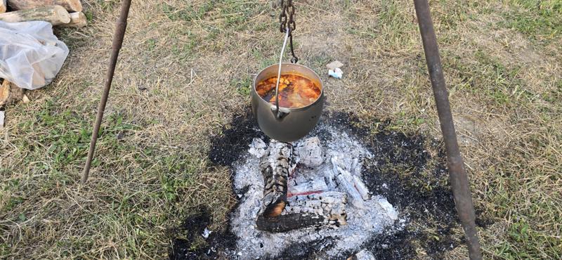 Kutlić u kom se kuva riblja čorba
