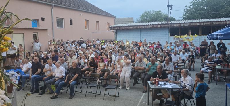 posetioci na manifestaciji "Ostrovaćki bećarac"