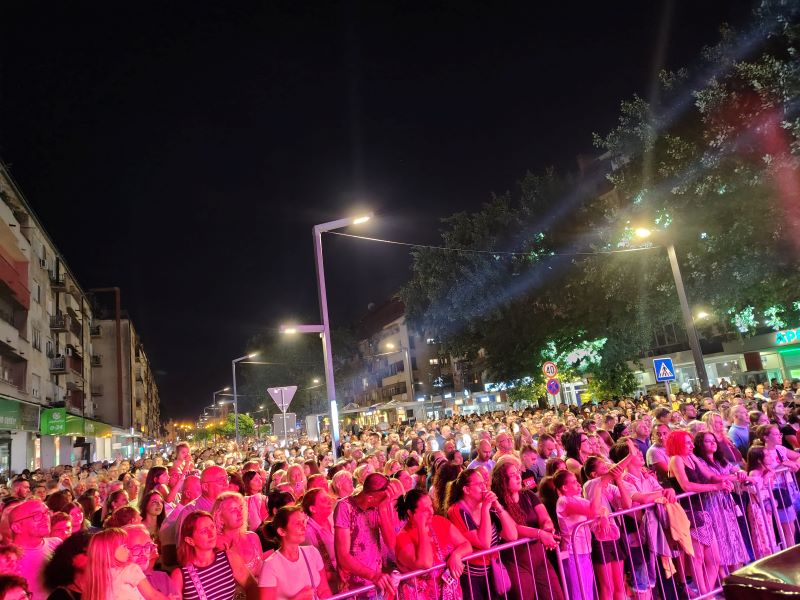 Hari Mata Hari oduševio Požarevac: Trg oslobođenja pevao uglas najveće hitove 7 Publika ispunila Trg oslobođenja na koncertu Hari Mata Harija u Požarevcu.