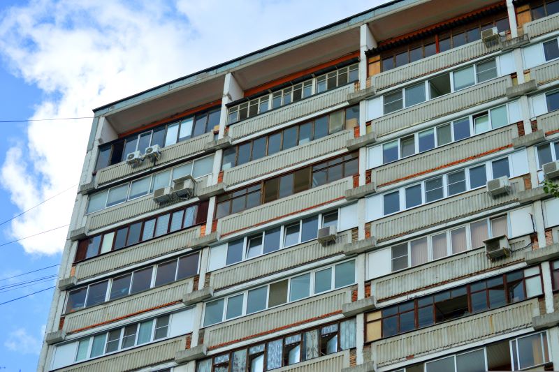 Spoljna jedinica klima-uređaja postavljena na fasadi stambene zgrade