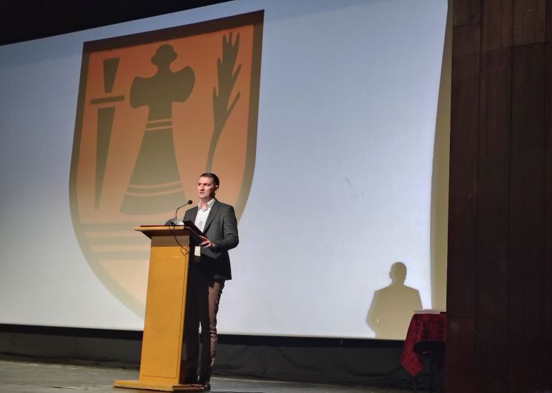 Nagrađeni učenici Požarevca za vrhunske rezultate na republičkim i međunarodnim takmičenjima 11 Gradonačelnik Požarevca uručuje nagrade najboljim učenicima osnovnih i srednjih škola.
