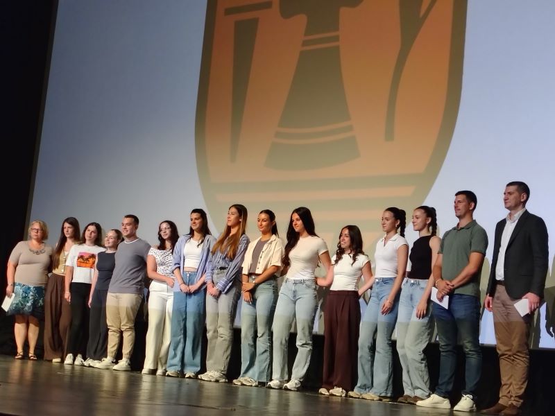 Nagrađeni učenici Požarevca za vrhunske rezultate na republičkim i međunarodnim takmičenjima 12 Nagrađeni učenici Požarevca na svečanoj dodeli priznanja u Centru za kulturu.