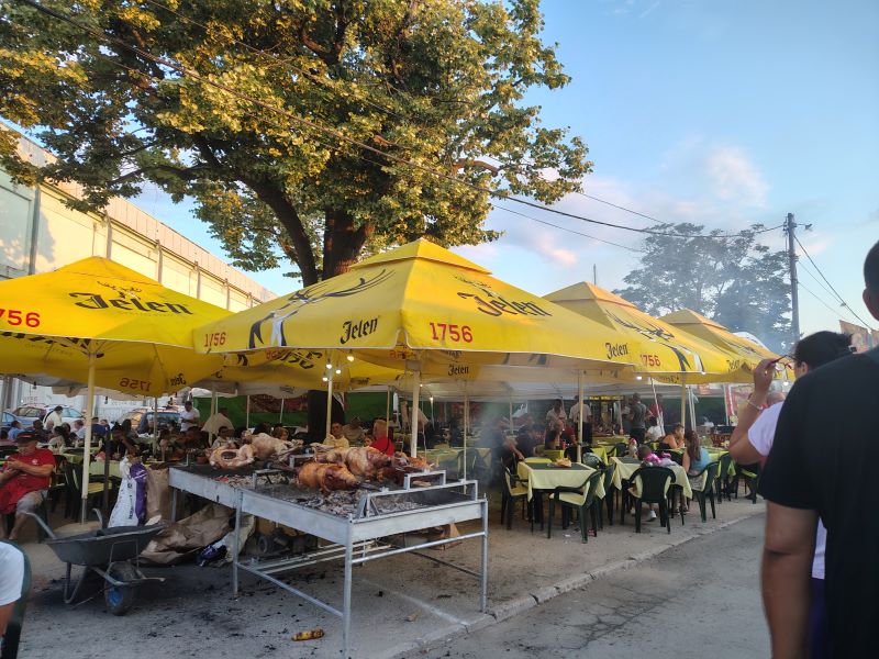 Mirisi, boje i osmesi – ovako izgleda Ivanjdanski vašar u Požarevcu (FOTO) 29 Šator sa gastronomskom ponudom na Ivanjdanskom vašaru u Požarevcu.