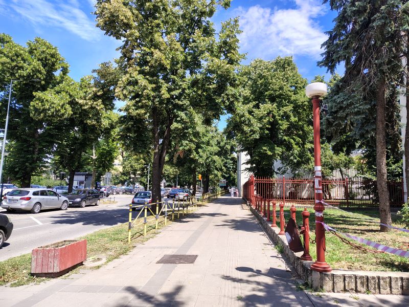 Sunčan letnji dan u Požarevcu, pogled na gradsku ulicu pod vedrim nebom