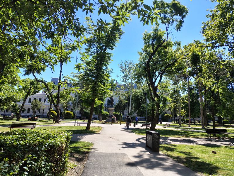 Gradski park u Požarevcu tokom lepog i sunčanog dana
