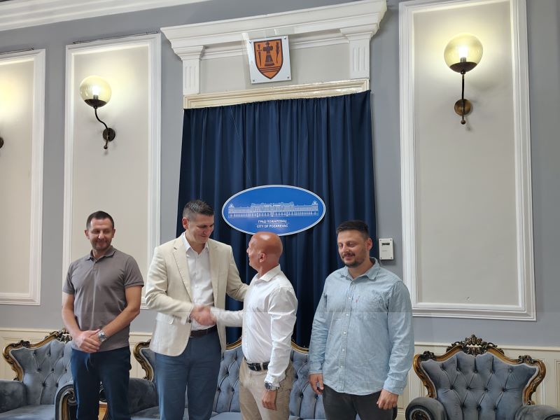 Gradonačelnik Požarevca Saša Pavlović i predsednik Plivačkog saveza Srbije Borislav Jocić rukuju se nakon konferencije za medije povodom Prvenstva Srbije u plivanju.