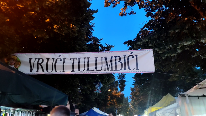 Prodaja vrućih tulumbića na Ivanjdanskom vašaru u Požarevcu.