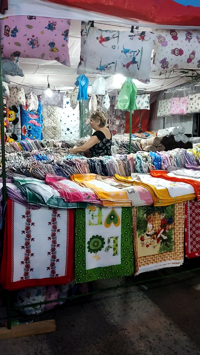 Prodaja huhinjskih krpa na Ivanjdanskom vašaru u Požarevcu.