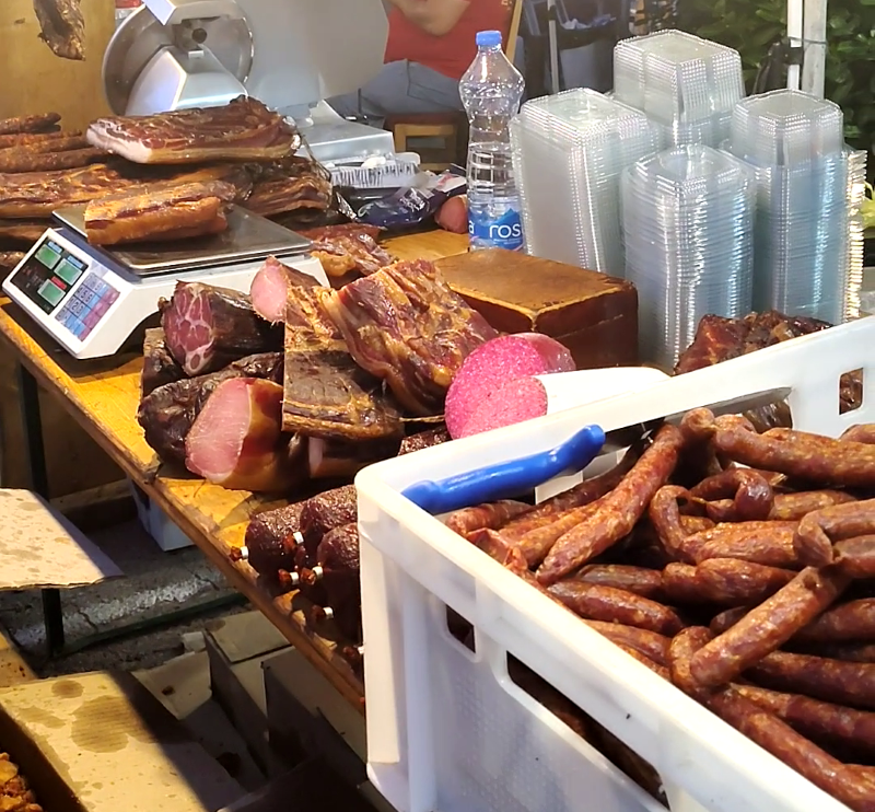Mirisi, boje i osmesi – ovako izgleda Ivanjdanski vašar u Požarevcu (FOTO) 42 Domaća slanina i kobasice na vašaru u Požarevcu.