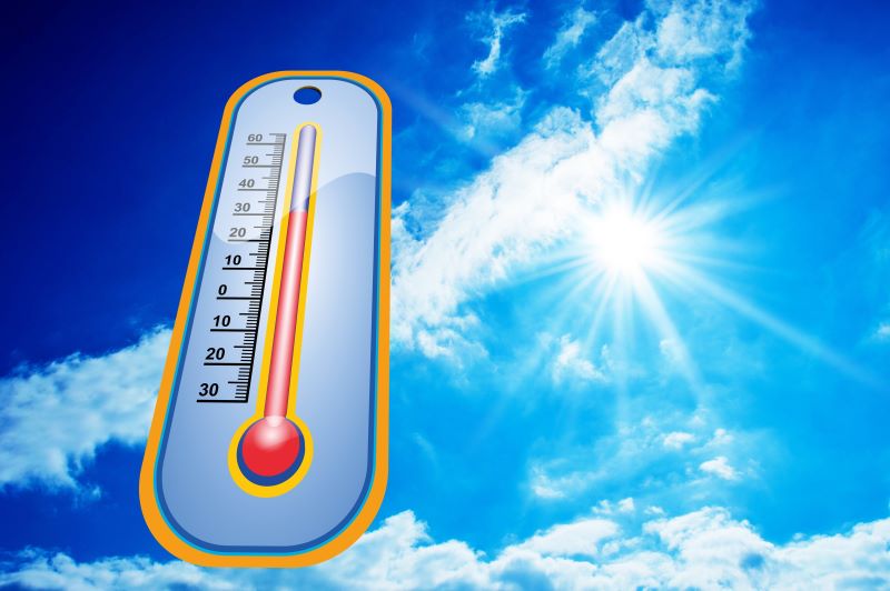 Termometar na suncu pokazuje visoku temperaturu tokom tropskog talasa u Srbiji.