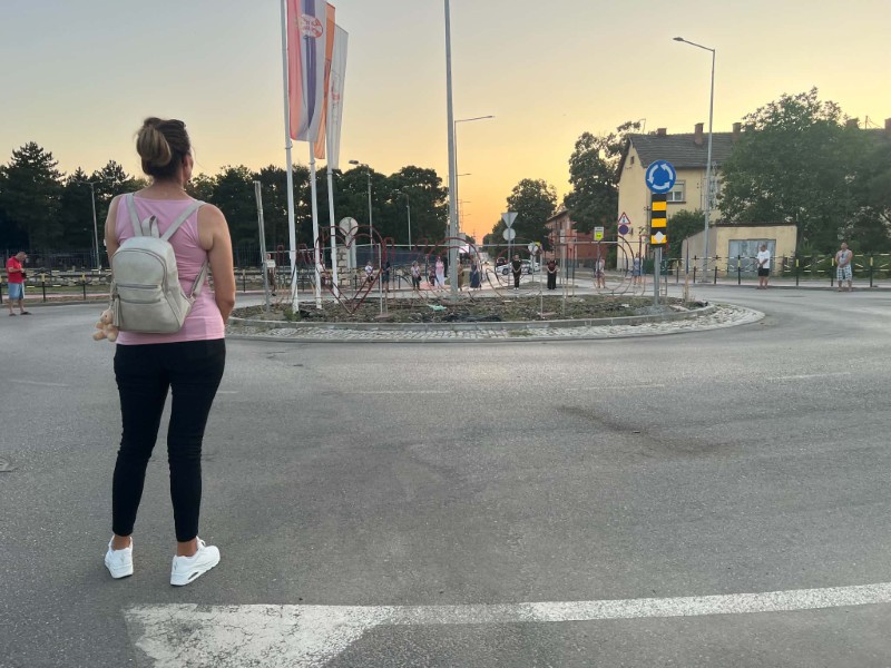 U Kostolcu održano 16.minuta tišine 3 16.minuta tisine u Kostolcu sl.2 povodom tragedije u Novom Sadu