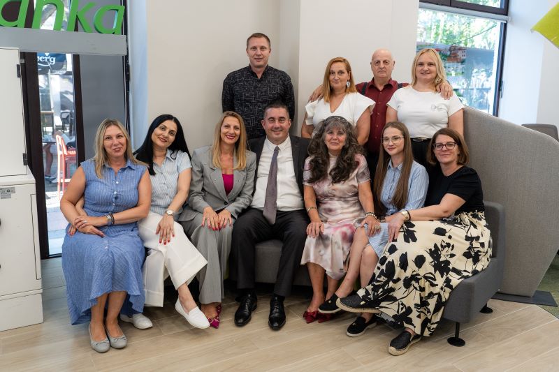 OTP banka otvorila renoviranu ekspozituru u Požarevcu – Savremeno bankarstvo u novom ambijentu 8 Zaposleni OTP banke u renoviranoj ekspozituri u Požarevcu.