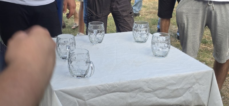 Boj na Prugovu održan uz bogat program tradicije, takmičenja i muzike 43 Pripremanje krigli za takmičenje u ispijanju piva u Boju na Prugovu