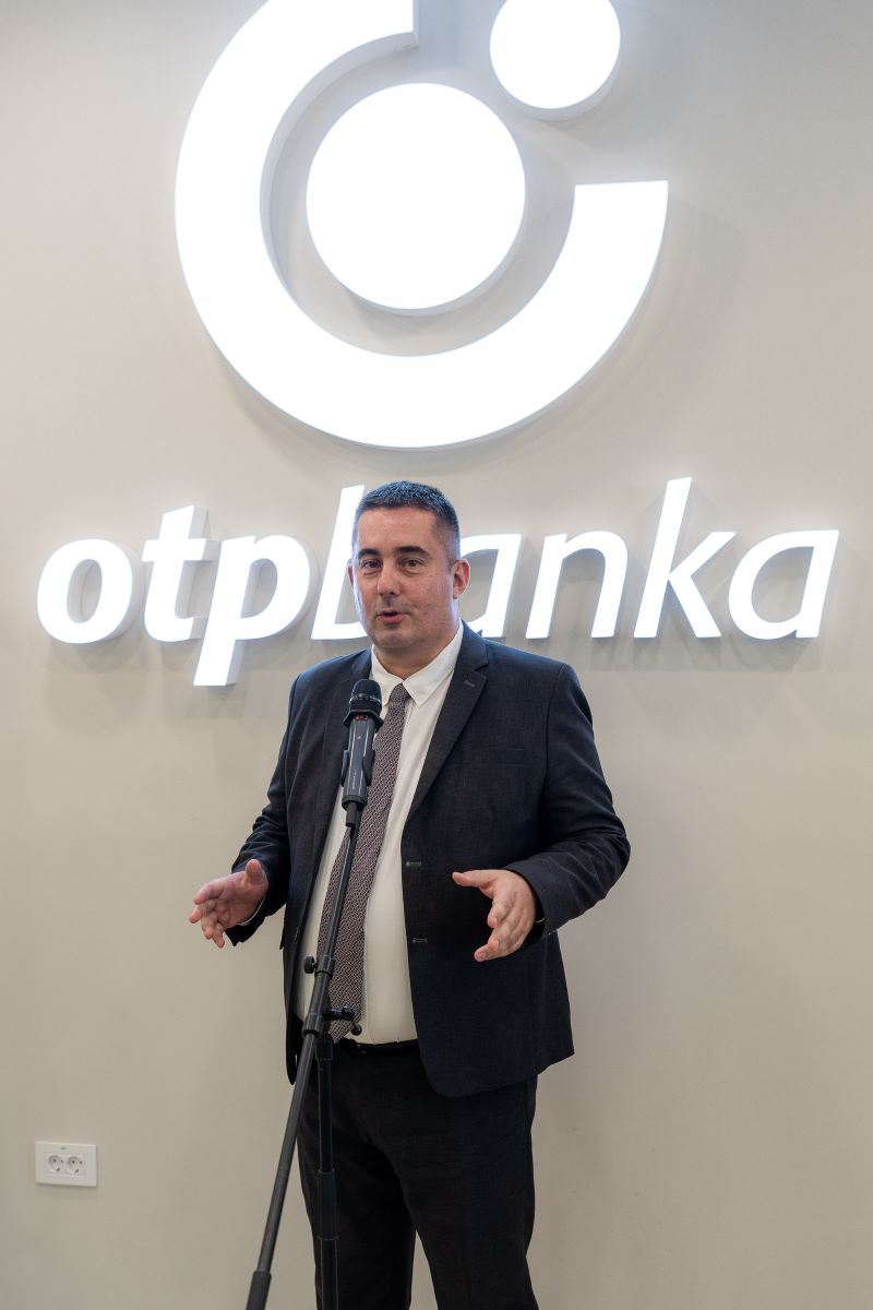 OTP banka otvorila renoviranu ekspozituru u Požarevcu – Savremeno bankarstvo u novom ambijentu 7 Bojan Jocić, direktor filijale OTP banke, govori na otvaranju renovirane ekspoziture u Požarevcu.