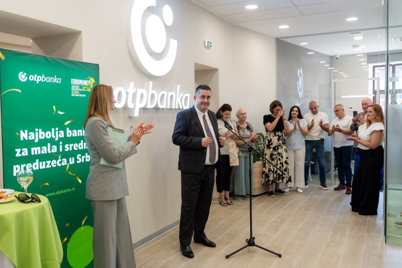 OTP banka otvorila renoviranu ekspozituru u Požarevcu – Savremeno bankarstvo u novom ambijentu 9 Renovirana ekspozitura OTP banke u Požarevcu nudi kombinaciju digitalnih usluga i ličnog savetovanja.