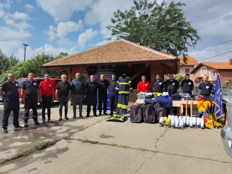 DVD Požarevac dobio novu opremu: Grad prvi put raspisao konkurs i izdvojio 1,5 miliona dinara 7 Članovi Dobrovoljnog vatrogasnog društva Požarevac sa novom opremom