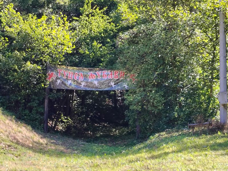 Tunel ljubavi na manifestaciji