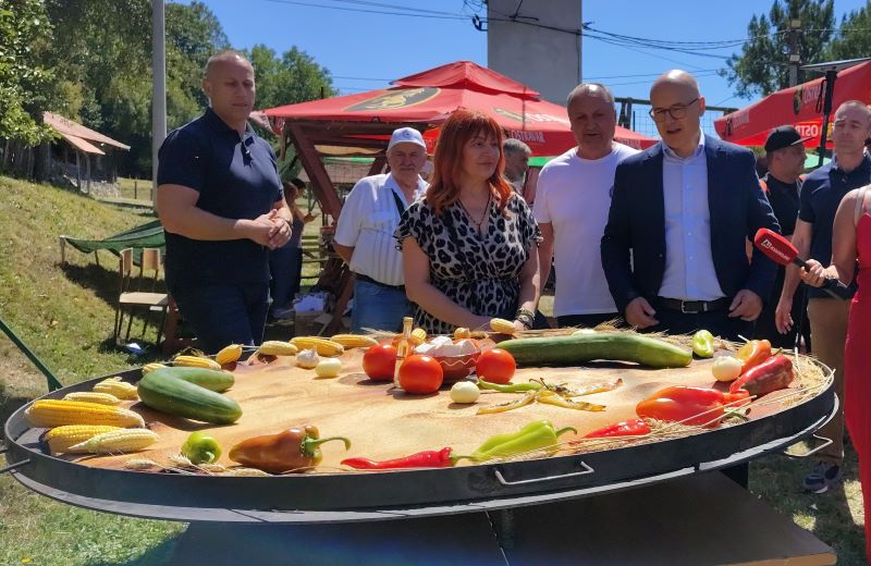 Ribnjak na manifestaciji u Medveđici