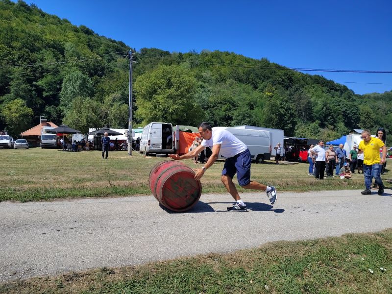 Seoske igre - guranje točka na manifestaciji Dani proje i sira u Medveđici