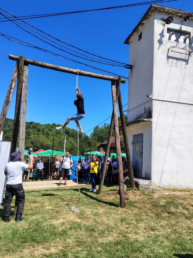 Učesnici seoskih igara tokom manifestacije u Medveđici
