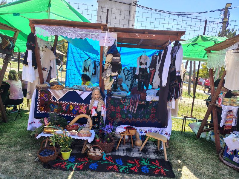 Tradicionalna nošnja na manifestaciji u Medveđici