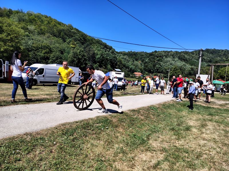Seoske igre na manifestaciji Dani proje i sira u Medveđici