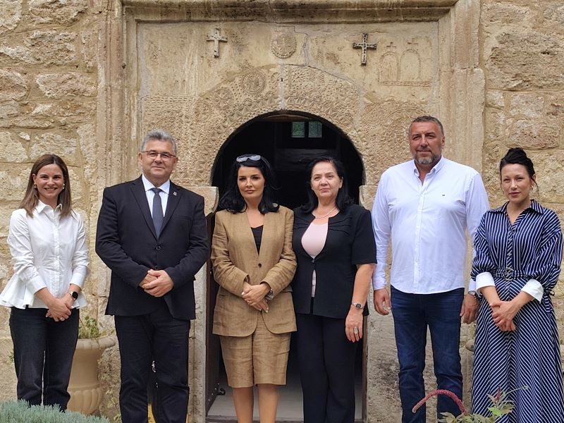Milena Popović i predstavnici Malog Crnića tokom posete manastiru Zaova