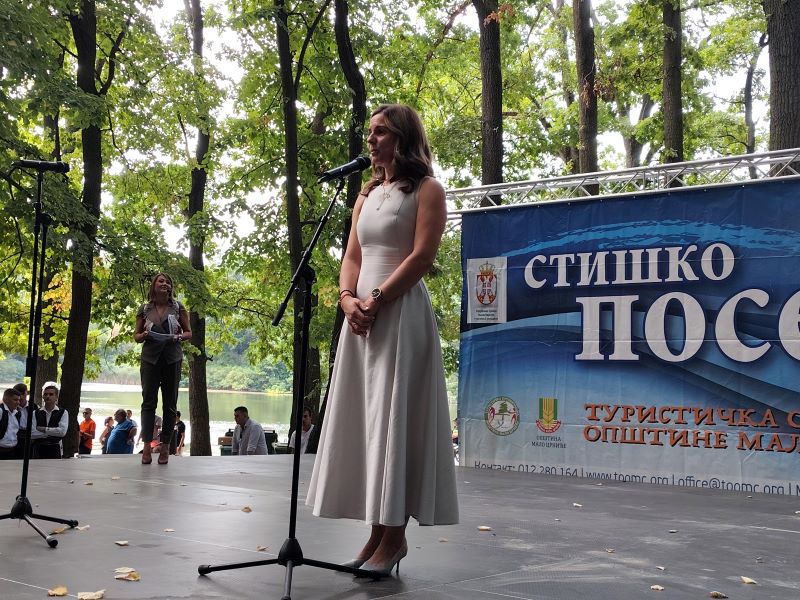 Održano „Stiško poselo“ kod jezera Zaova: Tradicija, gastronomija, kultura i muzika okupili brojne posetioce (FOTO) 64 Tanja Sarić obraća se posetiocima na Stiškom poselu 2026