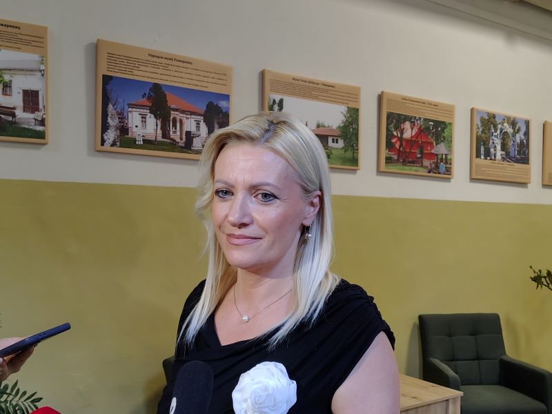 Ivana Joksimović, direktorka OŠ „Dositej Obradović“ u Požarevcu na svečanom prijemu prvaka