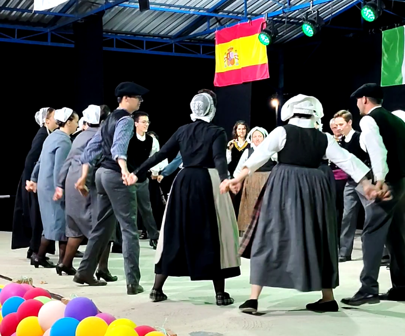 Folklorni nastup učesnika iz četiri zemlje na festivalu u Batuši