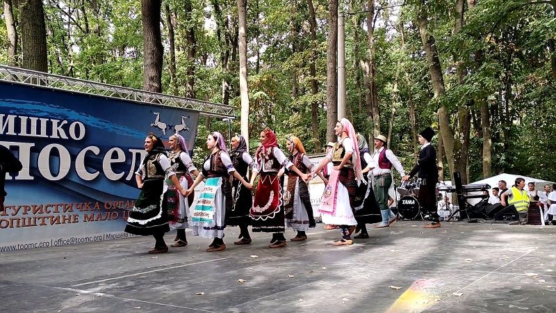 Održano „Stiško poselo“ kod jezera Zaova: Tradicija, gastronomija, kultura i muzika okupili brojne posetioce (FOTO) 63 Folkloraši u narodnim nošnjama na sceni Stiškog posela