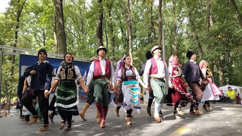 Održano „Stiško poselo“ kod jezera Zaova: Tradicija, gastronomija, kultura i muzika okupili brojne posetioce (FOTO) 61 Kulturno-umetnički program uz tradicionalne igre i muziku