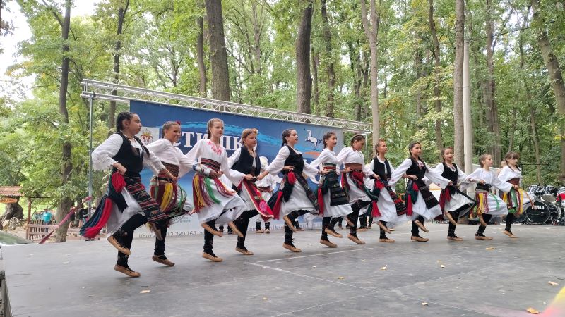 Održano „Stiško poselo“ kod jezera Zaova: Tradicija, gastronomija, kultura i muzika okupili brojne posetioce (FOTO) 60 Tradicionalna narodna igra tokom kulturno-umetničkog programa