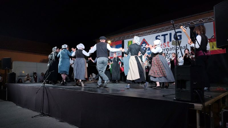 Učesnici iz Francuske na završnom programu festivala