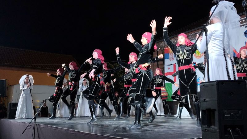 Tradicionalne narodne nošnje iz Gruzije folkloraša na završnoj večeri