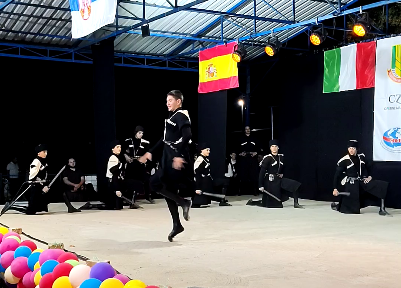 Igrači u narodnim nošnjama tokom festivalskog programa STIG FESTA