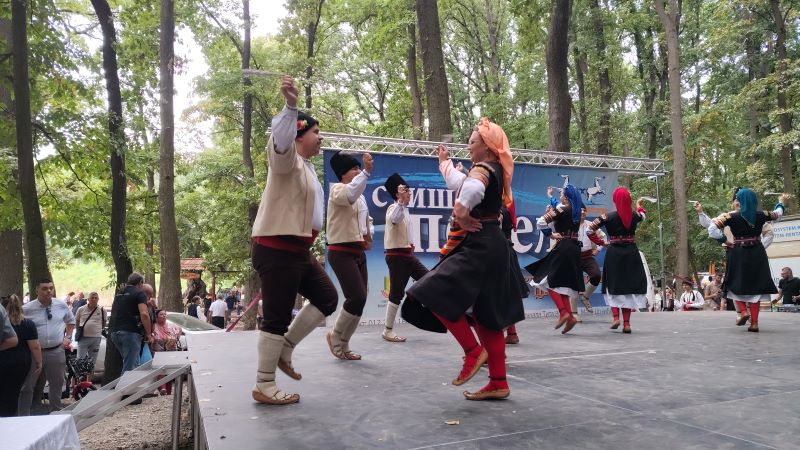 Održano „Stiško poselo“ kod jezera Zaova: Tradicija, gastronomija, kultura i muzika okupili brojne posetioce (FOTO) 62 Folkloraši u narodnim nošnjama na sceni Stiškog posela