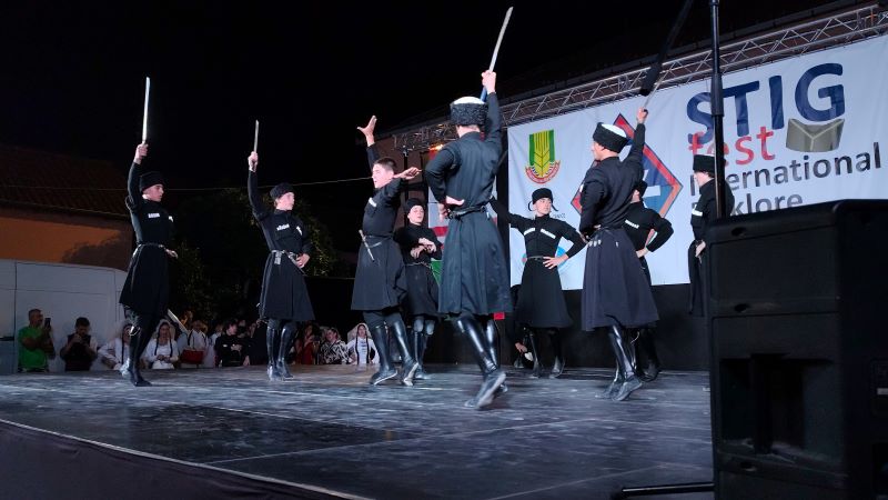 Tradicionalne narodne nošnje folkloraša iz Gruzije na završnoj večeri