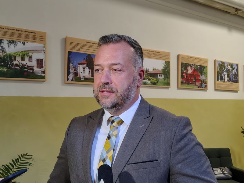 Ivan Ćirilčić, pomoćnik ministra prosvete, govori na prijemu prvaka u Požarevcu
