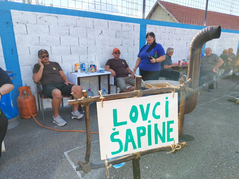 Lovci Đapine na Takmičenju u kuvanju pasulja na manifestaciji Miholjski susreti sela Šapine